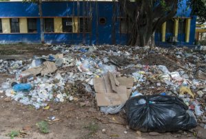 La entrada del Hospital Central de Barquisimeto se convirtió en un vertedero de basura