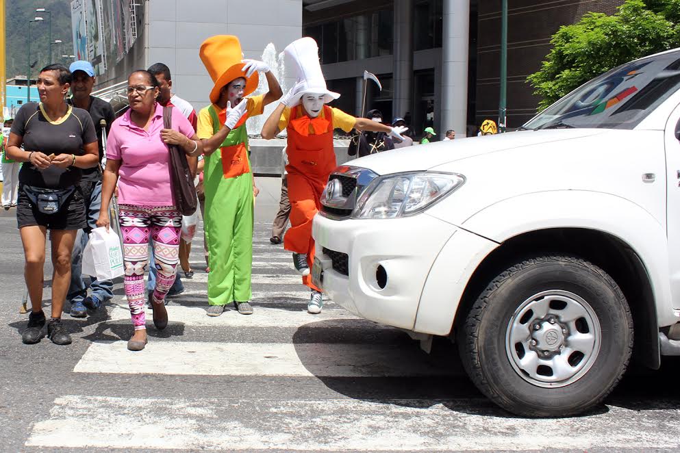 “Para, Mira y Cruza” contribuye con la educación vial de los vecinos de Sucre