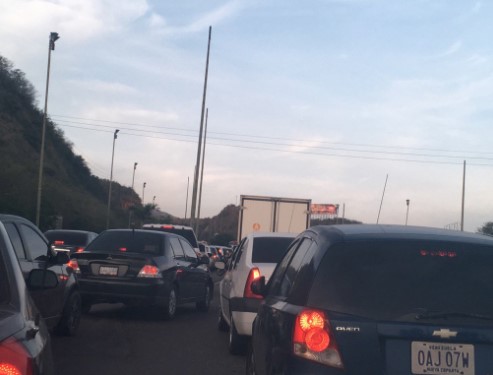 Fuerte cola en la autopista Caracas – La Guaira por punto de control de la GNB