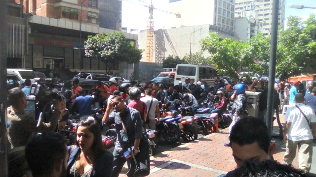 Oficialistas y GNB permanecen a las afueras del Ministerio de Transporte
