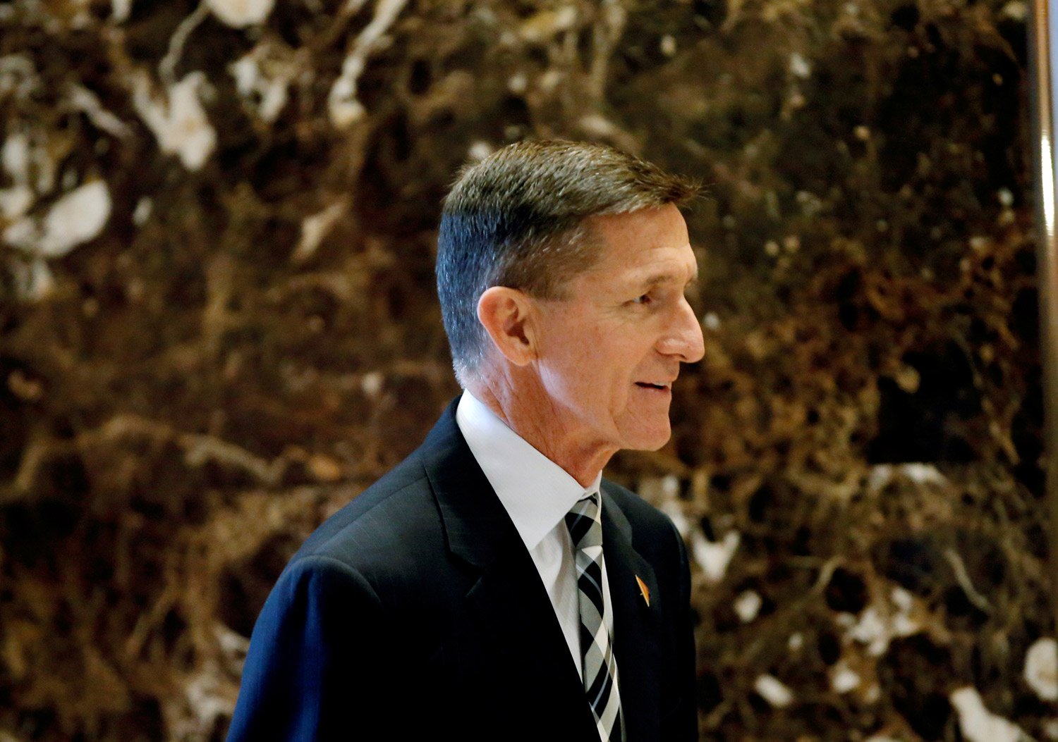 Trump ofrece puesto de asesor de seguridad nacional a general retirado Flynn