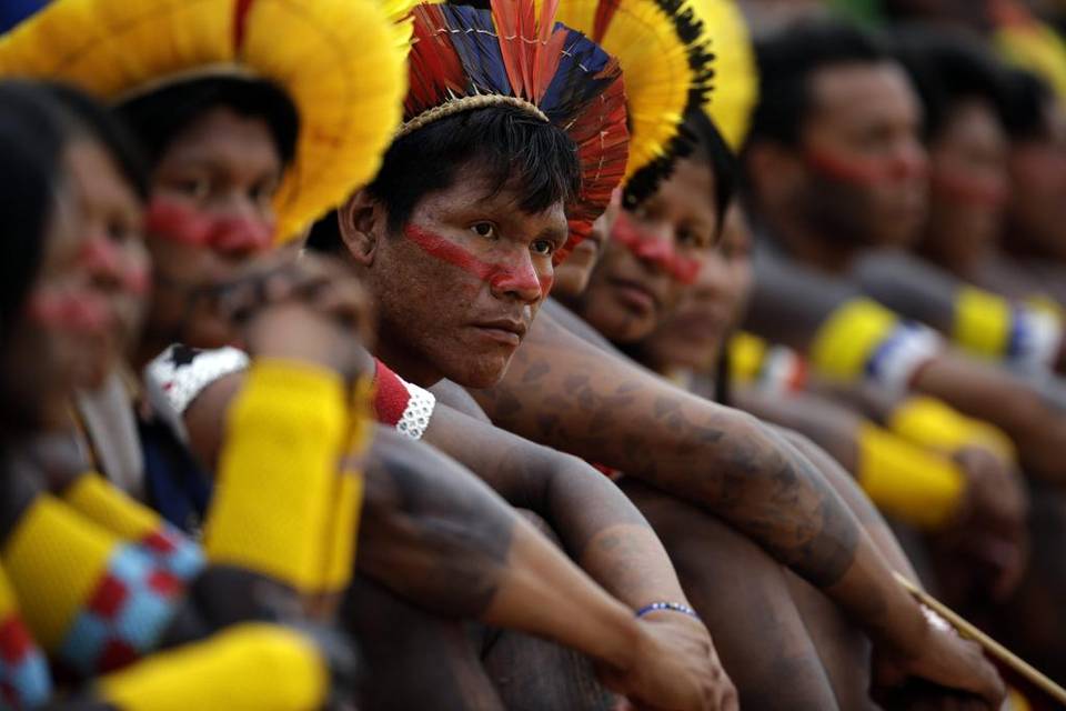 ¿WTF? A punta de FLECHAS indígenas mataron a buscadores de oro en frontera con Brasil
