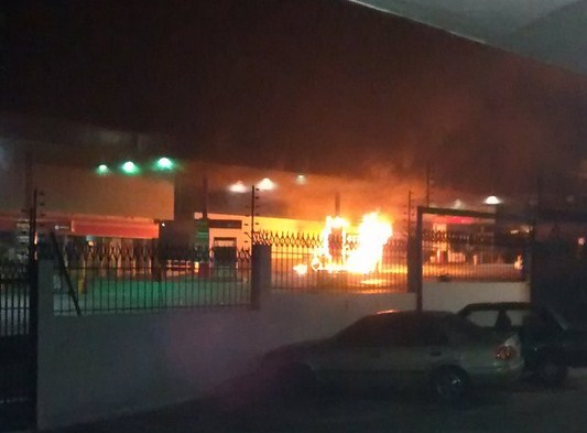 Reportan incendio de vehículo en la estación de servicio de El Llanito (Fotos y Video)