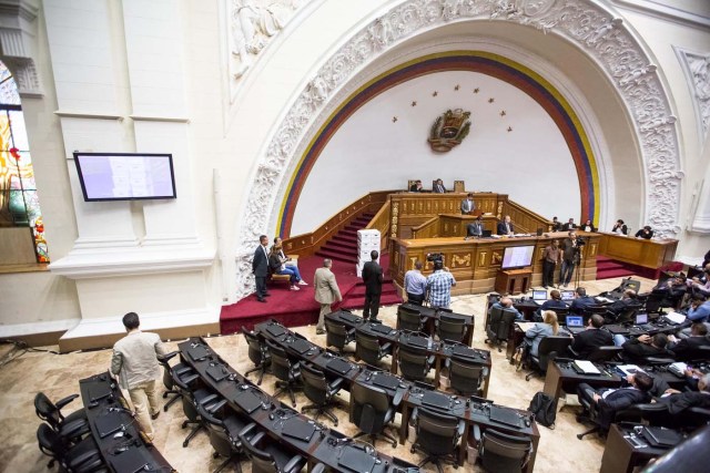 CAR01. CARACAS (VENEZUELA), 16/11/2016.- Vista del hemiciclo de sesiones de la Asamblea Nacional de Venezuela (AN), con las sillas vacías de los diputados del Partido Socialista Unido de Venezuela (PSUV) hoy, miércoles 16 de noviembre de 2016, en Caracas (Venezuela). La Asamblea Nacional, de mayoría opositora, aprobó hoy la determinación de responsabilidad política del expresidente de la estatal de petróleos (Pdvsa), Rafael Ramírez, por su supuesta implicación en casos de corrupción que ascienden a 11 mil millones de dólares. EFE/MIGUEL GUTIÉRREZ