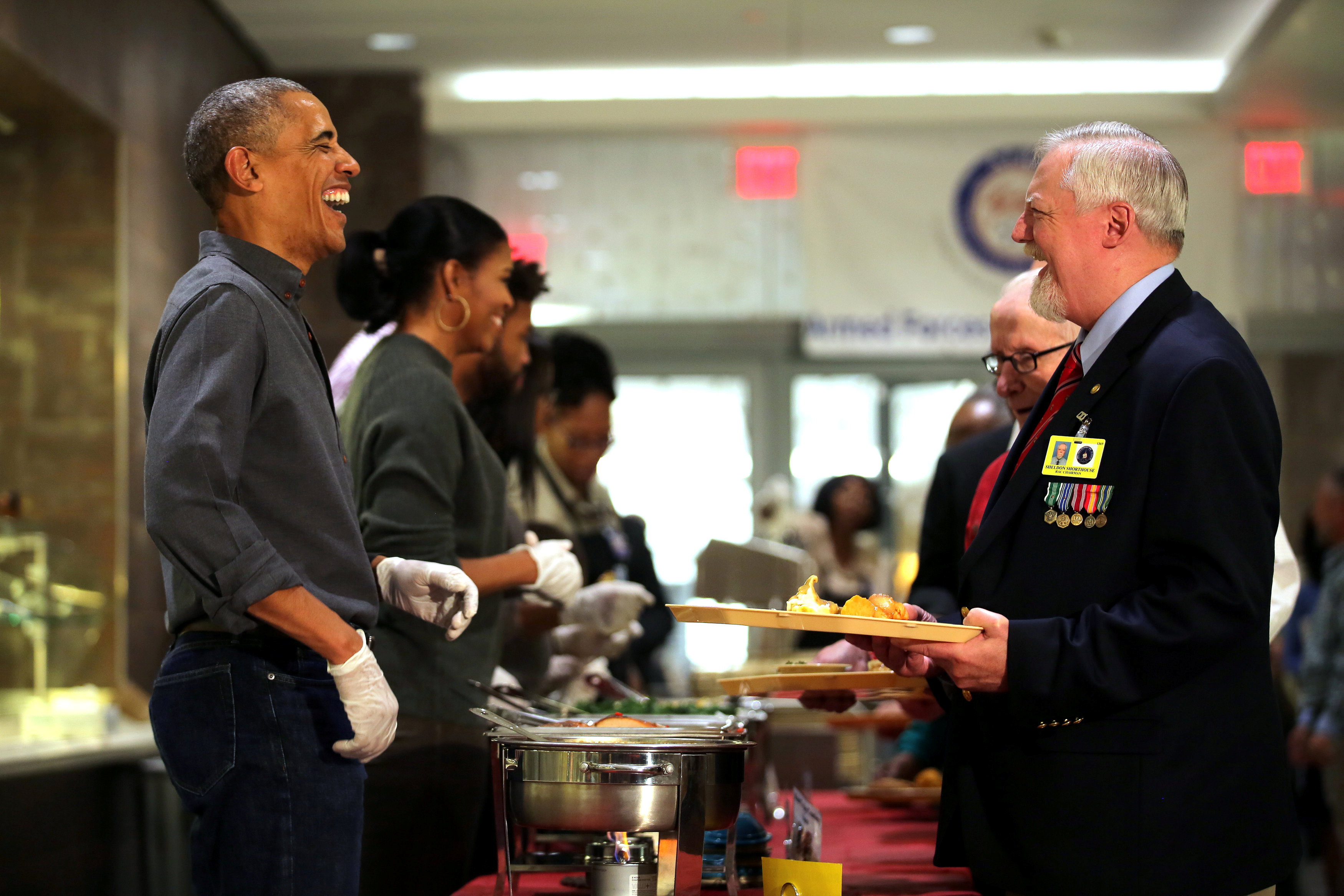 FOTOS: Obama sirvió la cena en su último Día de Acción de Gracias como presidente