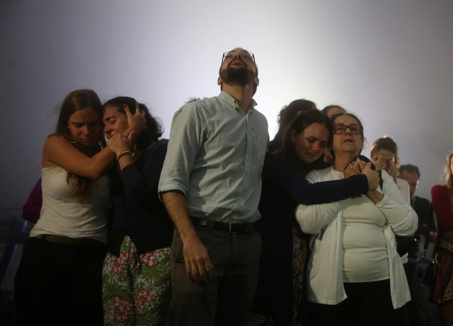 Relatives of Brazilian journalist Guilherme Marques, who died in a plane accident that crashed into Colombian jungle with Brazilian soccer team Chapecoense onboard near Medellin, mourn during a mass in Rio de Janeiro, Brazil, November 29, 2016. REUTERS/Pilar Olivares TPX IMAGES OF THE DAY