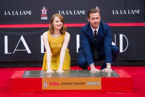 Ryan Gosling y Emma Stone eternizaron sus huellas en el cemento de Hollywood (FOTOS)