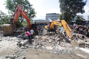 Asciende a 97 el número de muertos en el sismo en Indonesia
