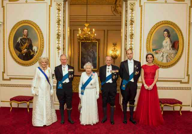 La duquesa de Cornualles, el príncipe de Gales, la reina Isabel II, el duque de Edimburgo, y el duque y la duquesa de Cambridge (LR) llegan para la recepción anual de la tarde para los miembros del cuerpo diplomático en Buckingham Palace en Londres, 2016. Foto tomada el 8 de diciembre de 2016. REUTERS 