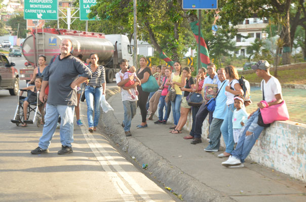 Usuarios pagaron plantón por paro de transporte en La Guaira