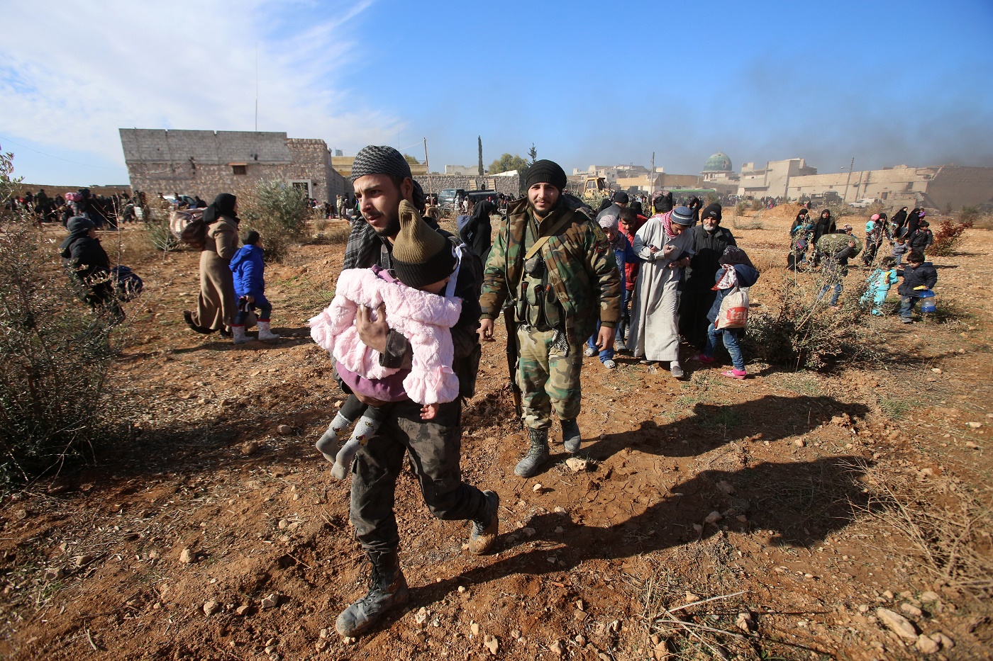 Miles de personas esperan por reanudación de evacuaciones en Siria