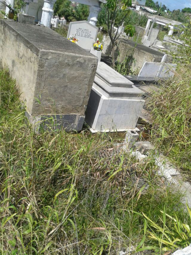 Cementerio municipal de Tucacas quedó bajo las manos de la indolencia (Fotos)
