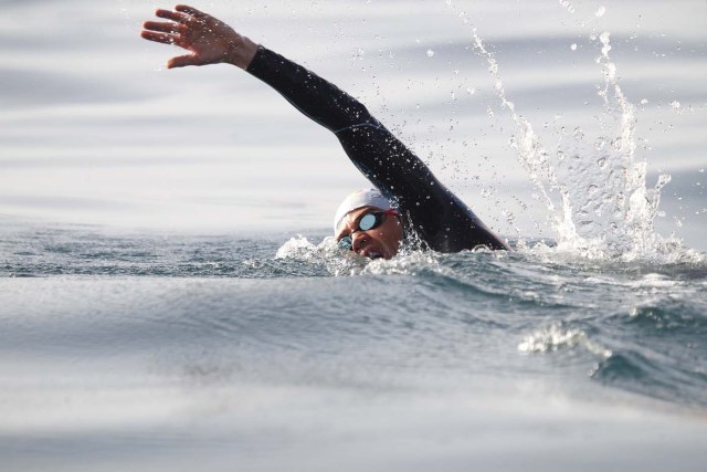 GRA103. TARIFA (CÁDIZ), 04/01/2017.- El nadador catalán David Meca, campeón del mundo de natación en larga distancia en tres ocasiones (1998, 2000 y 2005), al inicio esta mañana del intento de cruzar a nado el Estrecho de Gibraltar en lo que se ha convertido en su reto más querido. EFE/A.Carrasco Rage