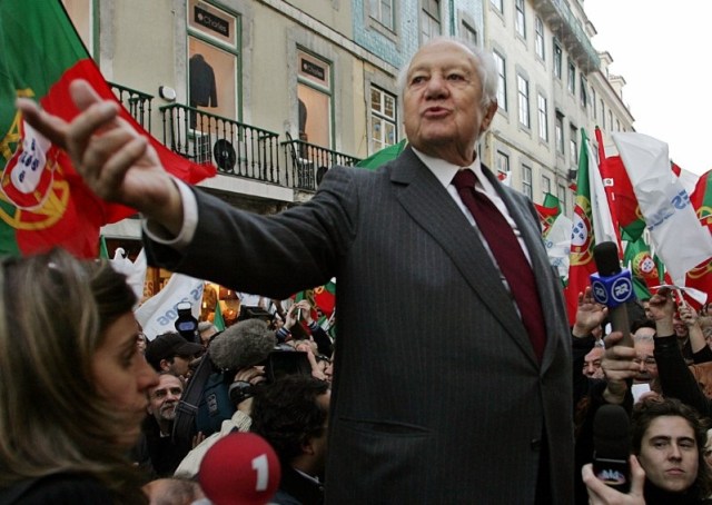 El ex presidente portugués Mario Soares durante campaña electoral en Lisboa, 19 ene, 2006. El ex presidente y ex primer ministro de Portugal Mario Soares, figura central en el retorno del país a la democracia en la década de 1970 tras casi 50 años de una dictadura de derecha, murió el sábado a los 92 años, dijeron sus médicos. REUTERS/Jose Manuel Ribeiro/Imagen de archivo