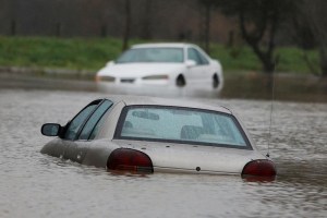 Oeste de EEUU se prepara para poderosas tormentas, miles huyen tras inundaciones