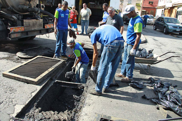 Alcaldía Metropolitana ejecuta operativo de limpieza de drenajes en el sector Artigas