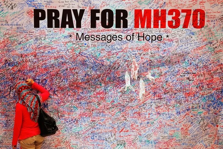 Familias critican la suspensión de la búsqueda de restos del avión malasio