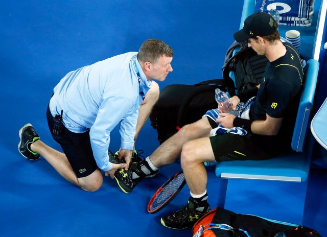 AUS143 MELBOURNE (AUSTRALIA) 18/01/2017.- El tenista británico Andy Murray recibe atención médica mientras se enfrenta al ruso Andrey Rublev en su partido de segunda ronda del Abierto de Australia de tenis en Melbourne, hoy, 18 de enero de 2017. EFE/Lyn Bo Bo