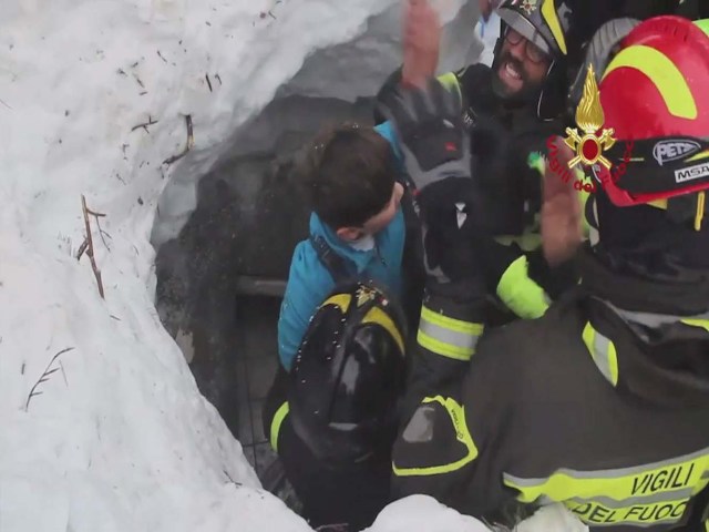 Firefighters rescue a survivor from Hotel Rigopiano in Farindola, central Italy, which was hit by an avalanche, in this handout picture released on January 20, 2017 by Italy's Fire Fighters. Vigili del Fuoco/Handout via REUTERS ATTENTION EDITORS - THIS IMAGE WAS PROVIDED BY A THIRD PARTY. EDITORIAL USE ONLY.