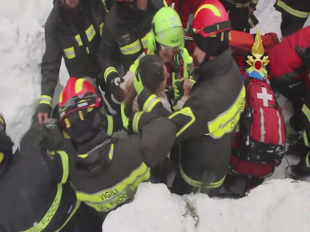 Firefighters rescue a survivor from Hotel Rigopiano in Farindola, central Italy, which was hit by an avalanche, in this handout picture released on January 20, 2017 by Italy's Fire Fighters. Vigili del Fuoco/Handout via REUTERS ATTENTION EDITORS - THIS IMAGE WAS PROVIDED BY A THIRD PARTY. EDITORIAL USE ONLY. TPX IMAGES OF THE DAY