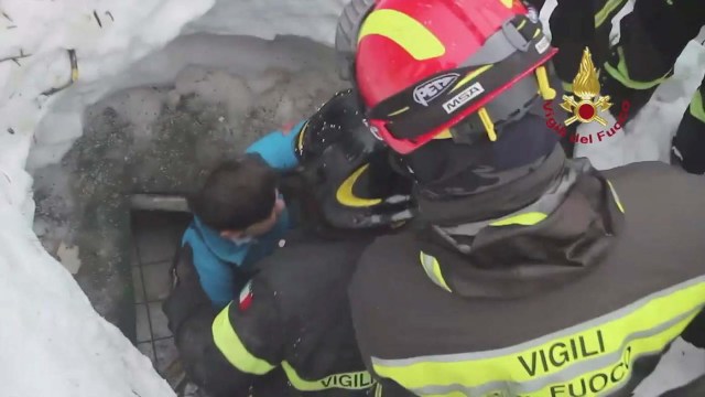 Firefighters rescue a survivor from Hotel Rigopiano in Farindola, central Italy, which was hit by an avalanche, in this handout picture released on January 20, 2017 provided by Italy's Fire Fighters. Vigili del Fuoco/Handout via REUTERS ATTENTION EDITORS - THIS IMAGE WAS PROVIDED BY A THIRD PARTY. EDITORIAL USE ONLY.