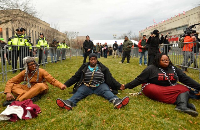 Protesters chain themselves to an entry point prior at the inauguration of U.S. President-elect Donald Trump in Washington, DC, U.S., January 20, 2017. REUTERS/Bryan Woolston