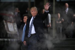 Trump arremete contra la prensa, apenas un día después de su investidura