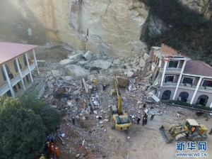 Mueren doce personas tras el derrumbe de un hotel en el centro de China (FOTOS)