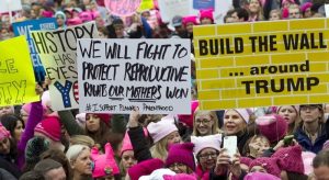 Los anti-Trump se movilizan en Washington con gorros rosados