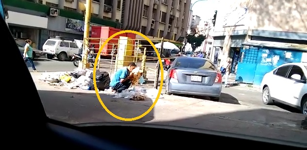 La brutal crisis en Venezuela: En Caracas, en la vía pública un hombre come de la basura (video)