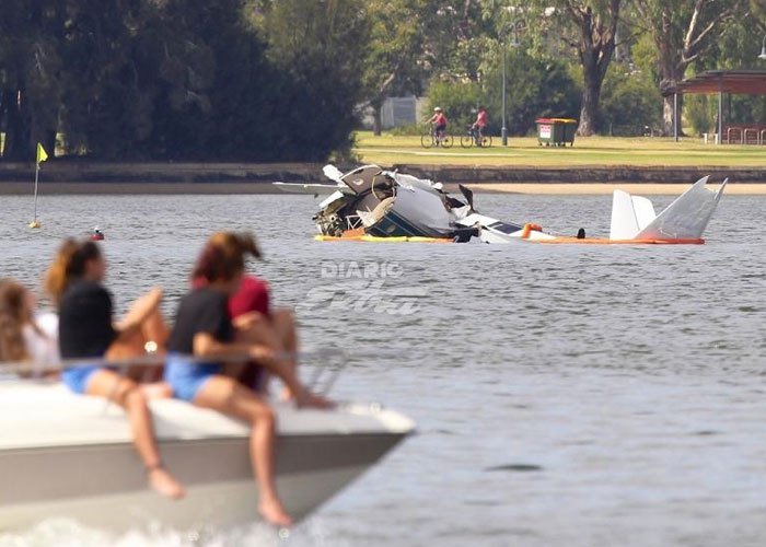 Avioneta cayó en un río en Australia frente a miles de espectadores horrorizados