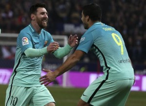 Barcelona vence al Atlético de Madrid con golazos de Suárez y Messi
