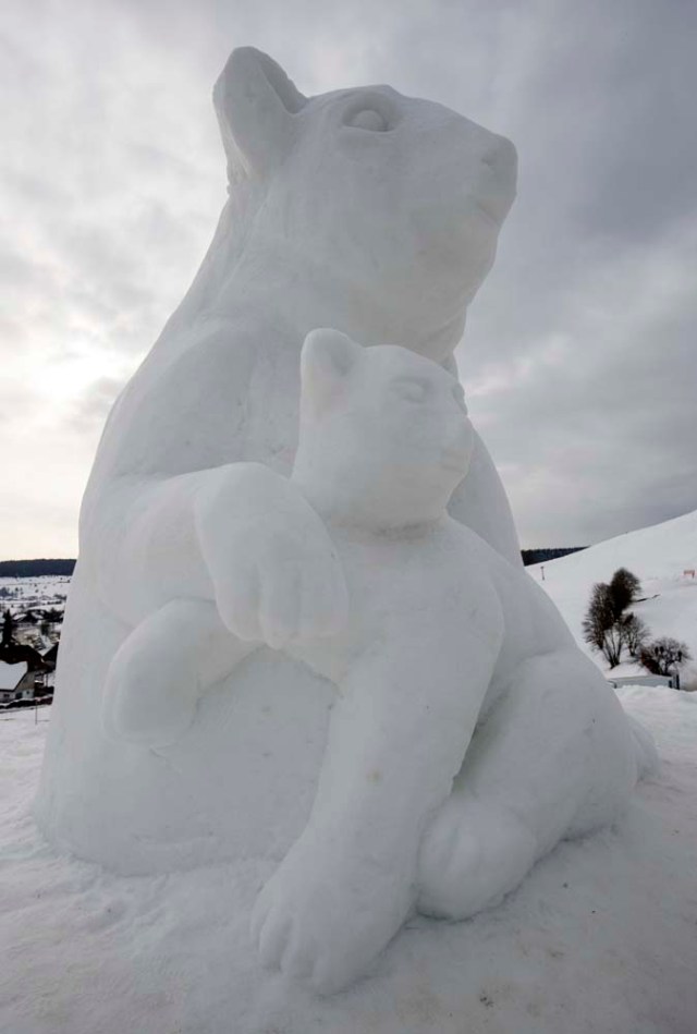 BNA08. Bernau In The Black Forest (Germany), 12/02/2017.- The snow sculpture 'Eisbaeren', during the Black Forest Snow sculptures festival in Bernau in the Black Forest, Germany, 12 February 2017. Artists from different country of Europe do their work of art with ice from 09 to 12 February at the Black Forest Snow sculptures festival. (Alemania) EFE/EPA/RONALD WITTEK