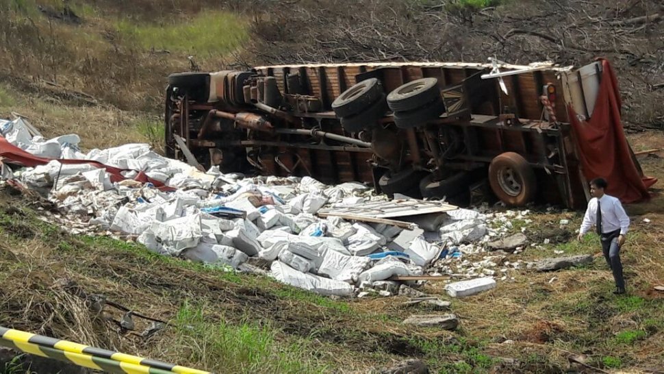 Volcó camión que transportaba las 30 toneladas de bolívares hasta el Banco Central de Paraguay (fotos)