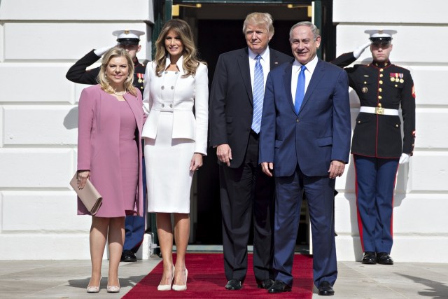 EST067 WASHINGTON (ESTADOS UNIDOS), 15/02/2017.- De derecha a izquierda: el presidente de EE.UU., Donald J. Trump, el primer ministro israelí, Benjamin Netanyahu, la primera dama de Estados Unidos, Melania Trump, y la esposa de Benjamin Netanyahu, Sara Netanyahu, a su llegada la Casa Blanca en Washington, Estados Unidos, hoy 15 de febrero de 2017. Benjamin Netanyahu, opinó hoy que el liderazgo del presidente estadounidense, Donald Trump, permitirá que "retroceda la oleada del Islam radical" en Oriente Medio, lo que abrirá "avenidas para la paz" en la región. EFE/Andrew Harrer POOL