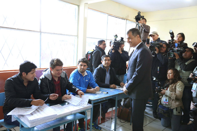 Ecuador's President Rafael Correa talks to poll workers before casting his vote at a school-turned-polling station during the presidential election in Quito, Ecuador February 19, 2017. Ecuadorean Presidency/Handout via Reuters ATTENTION EDITORS - THIS IMAGE WAS PROVIDED BY A THIRD PARTY. EDITORIAL USE ONLY.
