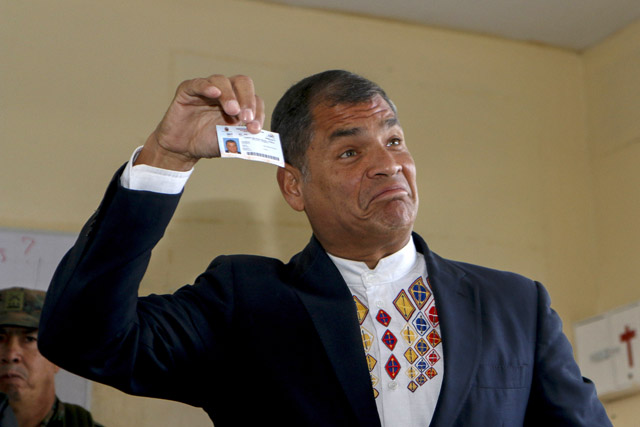 Correa insta a respetar los resultados tras sufragar en Quito