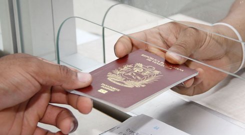 Zulianos deben esperan hasta un año para obtener el pasaporte