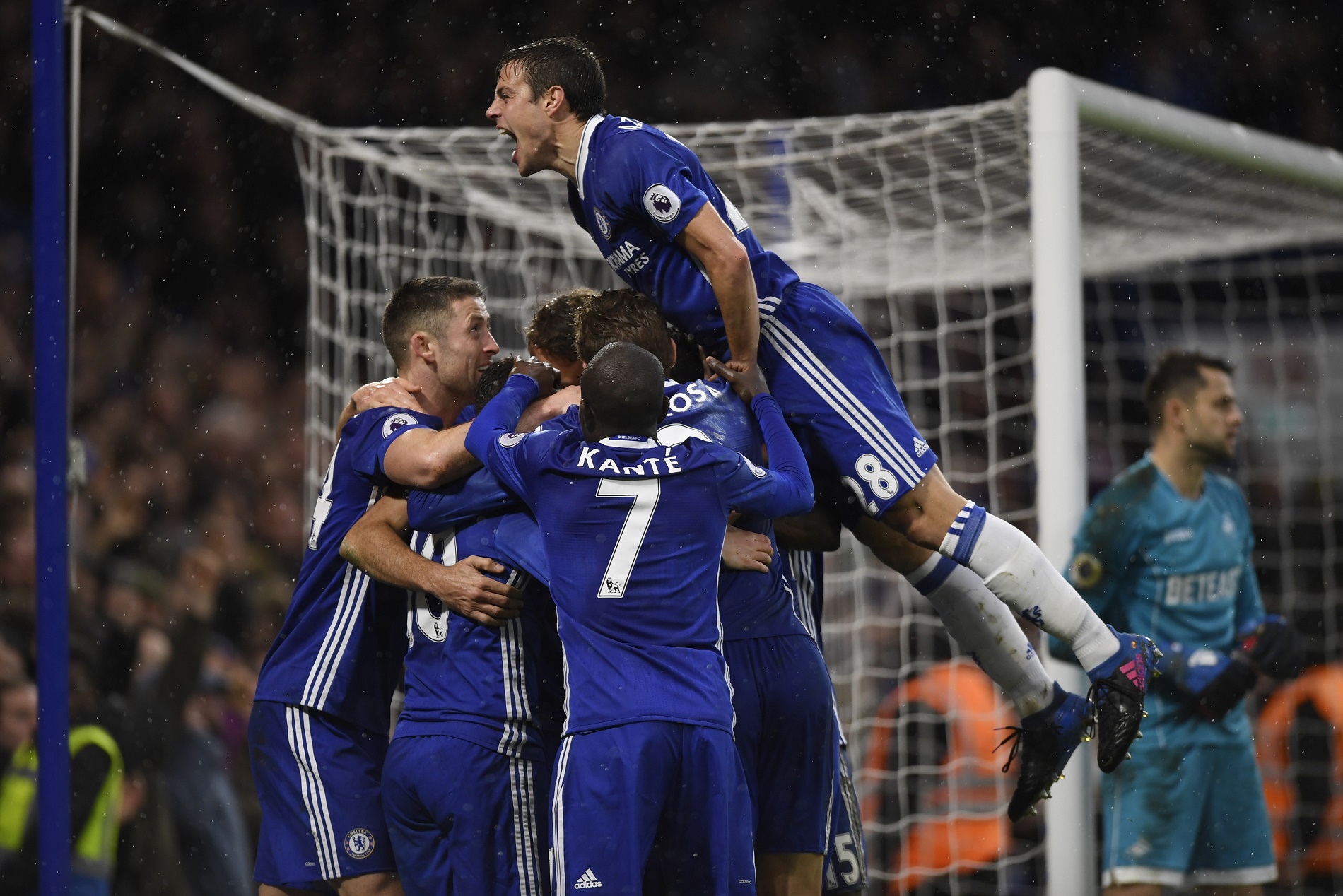 El Chelsea acaricia la Premier y el Leicester cae al descenso