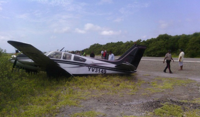 Avioneta presentó falla en el tren de aterrizaje en la pista de Los Roques