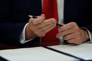 Trump firma ley que impone sanciones a Rusia