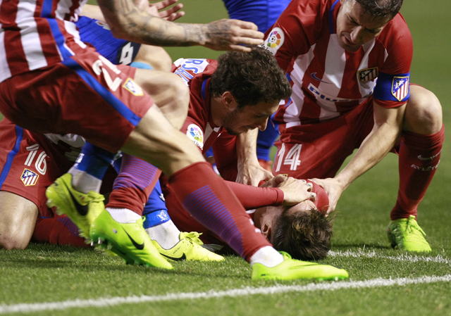 Noche de angustia en Riazor tras la lesión de Fernando Torres durante el partido del Atleti