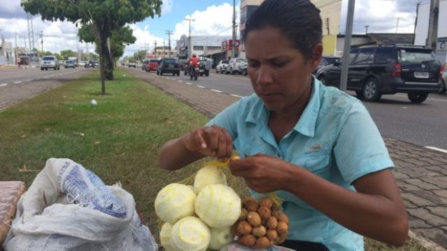 María José Pacheco vende naranjas en un semáforo de Boavista desde hace cinco meses tras dejar su puesto de profesora.