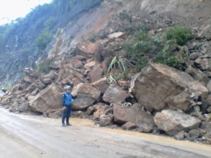 PC restringe paso vehicular en Mérida por deslizamiento de grandes rocas (Fotos)