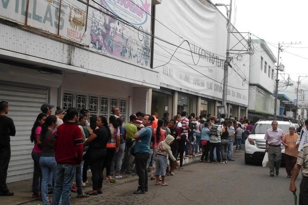 Decenas de personas se aglomeraron a las puertas de los locales comerciales para tratar de comprar harina Pan. (Foto/JGH)