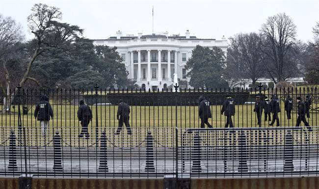 Un vehículo se estrelló contra la barrera de seguridad de la Casa Blanca