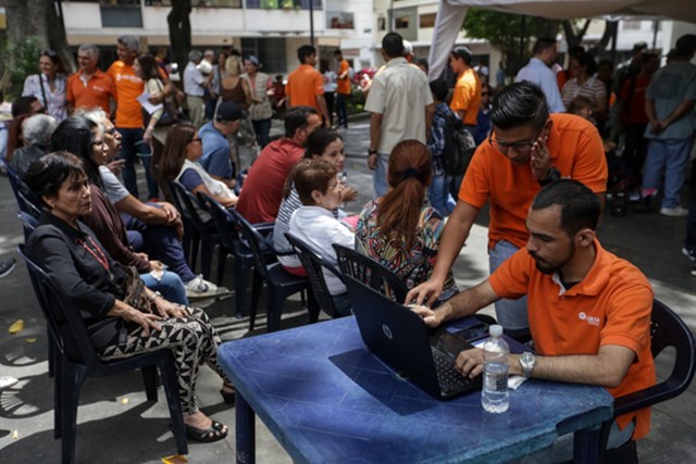 CAR01. CARACAS (VENEZUELA), 11/03/2017 - Electores participan en el proceso de validación de partidos políticos hoy, sábado 11 de marzo del 2017, en la ciudad de Caracas (Venezuela). El partido Voluntad Popular (VP), del político preso Leopoldo López, afirmó que la jornada de validación de las organizaciones políticas inició con "algunos retrasos" en varios puntos del país, pero destacó que todas las máquinas para realizar el proceso ya se encuentran activadas. EFE/CRISTIAN HERNÁNDEZ