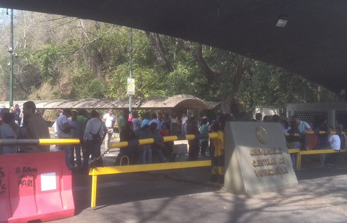 Cerrados accesos a la UCV por protesta de empleados y personal obrero #16Mar