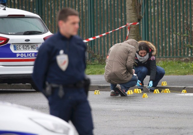 Police investigators at the scene of a shooting near the northern Paris suburb of Stains, France, March 18, 2017. REUTERS/Charles Platiau