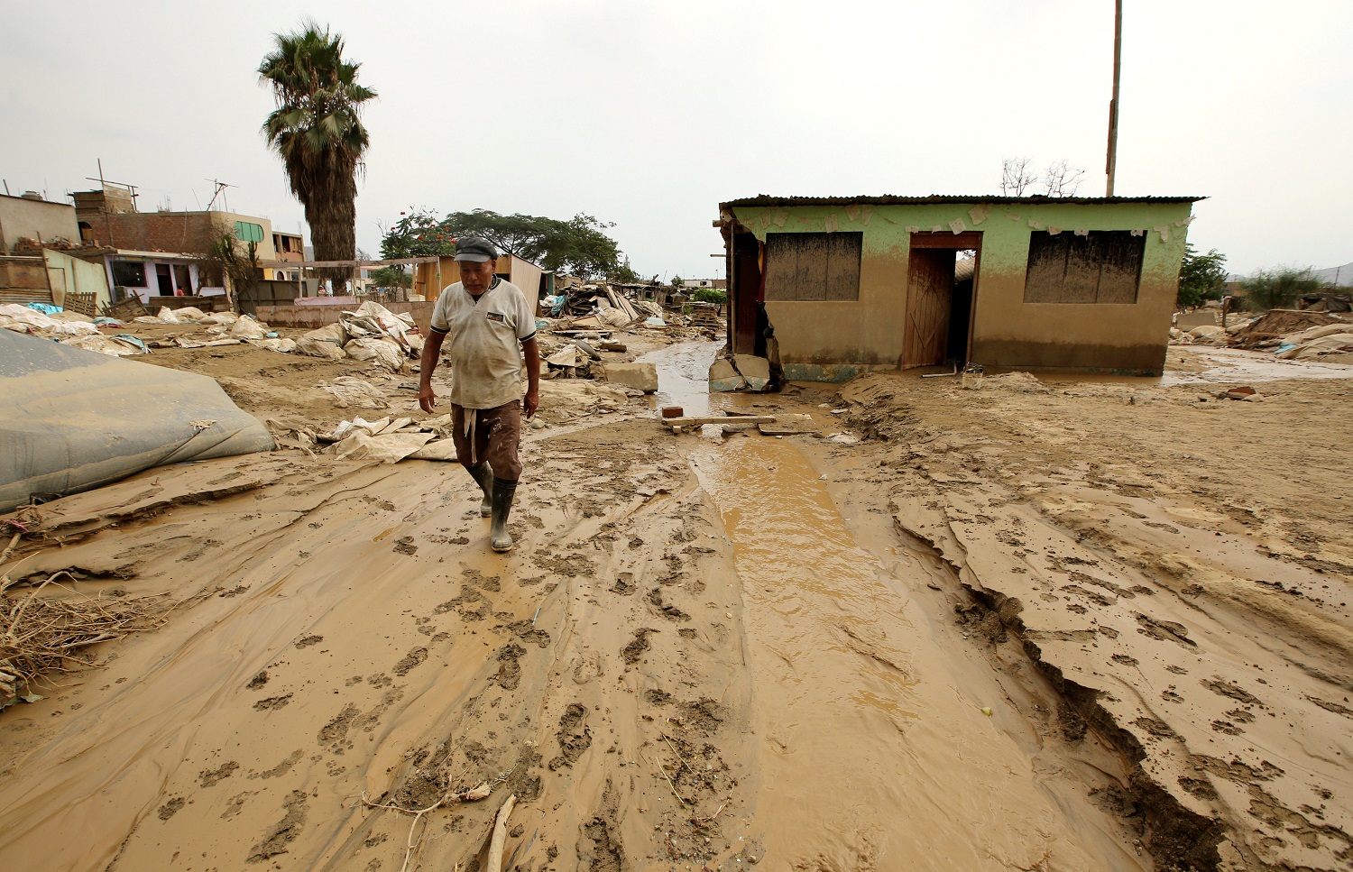 Enfermedades acechan zonas devastadas por inundaciones en Perú